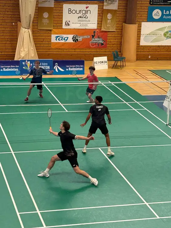 Sur trois gymnases — Charlaix, Buclos et Aiguinards — cette compétition a rassemblé de très beaux niveaux du circuit. En simple, double et double mixte, nous avons assisté à des matchs intenses : précision, puissance, lecture du jeu… et une vraie élégance.