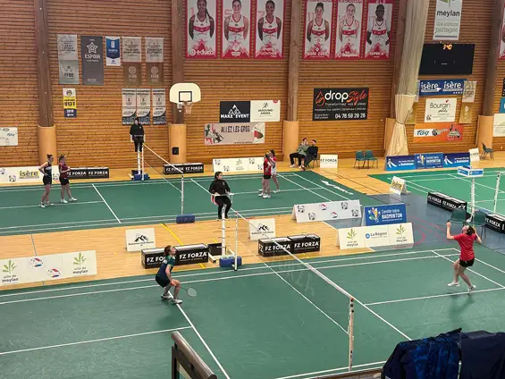 Sur trois gymnases — Charlaix, Buclos et Aiguinards — cette compétition a rassemblé de très beaux niveaux du circuit. En simple, double et double mixte, nous avons assisté à des matchs intenses : précision, puissance, lecture du jeu… et une vraie élégance.