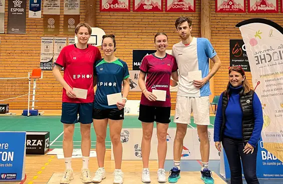 En double mixte, Louis Lefevre et Carla Martinez sont arrivés à la seconde place (à gauche), et Lucas Corvée avec Sharone Bauer sont arrivés en tête du podium. — Photo DL