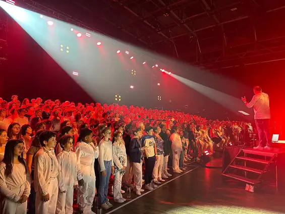 Sur scène, 500 choristes unis, dont Geneviève DÉSIRON et Ève LOHAT, pour faire vibrer le public à travers un répertoire intemporel, revisité avec talent et passion.