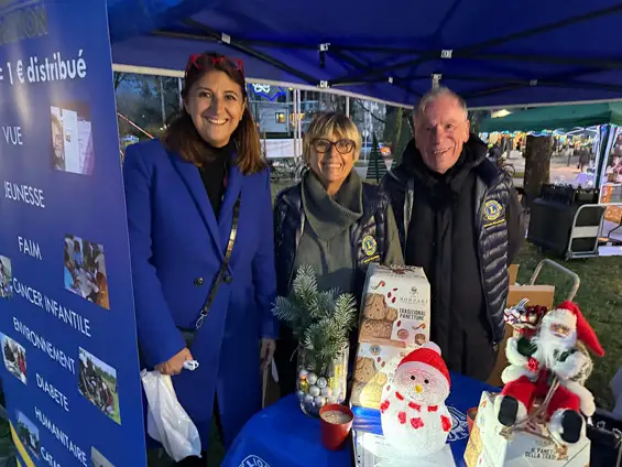 Sur le parvis de l’Hôtel de Ville, l’ambiance festive était bien présente : quelques illuminations scintillantes, une patinoire très appréciée, des stands d’artisans, la douce odeur des crêpes qui s’échappe dans l’air froid et, bien sûr, les verres de vin ou de cidre chaud à 3 €. Sans oublier l’invité incontournable : le Père Noël, accueilli avec autant d’enthousiasme par les enfants… que par certains adultes !
