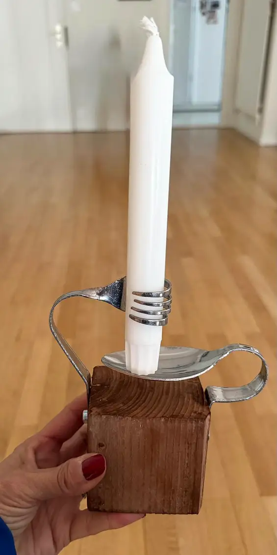 Sur le parvis de l’Hôtel de Ville, l’ambiance festive était bien présente : quelques illuminations scintillantes, une patinoire très appréciée, des stands d’artisans, la douce odeur des crêpes qui s’échappe dans l’air froid et, bien sûr, les verres de vin ou de cidre chaud à 3 €. Sans oublier l’invité incontournable : le Père Noël, accueilli avec autant d’enthousiasme par les enfants… que par certains adultes !