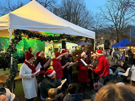 Sur le parvis de l’Hôtel de Ville, l’ambiance festive était bien présente : quelques illuminations scintillantes, une patinoire très appréciée, des stands d’artisans, la douce odeur des crêpes qui s’échappe dans l’air froid et, bien sûr, les verres de vin ou de cidre chaud à 3 €. Sans oublier l’invité incontournable : le Père Noël, accueilli avec autant d’enthousiasme par les enfants… que par certains adultes !
