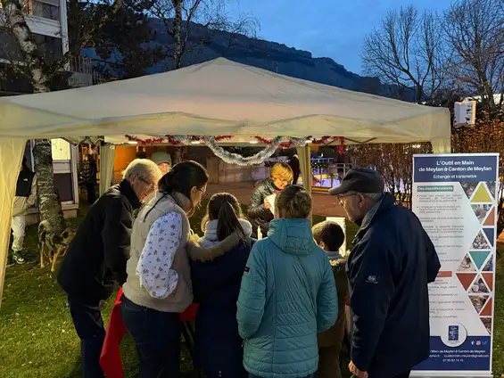 Sur le parvis de l’Hôtel de Ville, l’ambiance festive était bien présente : quelques illuminations scintillantes, une patinoire très appréciée, des stands d’artisans, la douce odeur des crêpes qui s’échappe dans l’air froid et, bien sûr, les verres de vin ou de cidre chaud à 3 €. Sans oublier l’invité incontournable : le Père Noël, accueilli avec autant d’enthousiasme par les enfants… que par certains adultes !