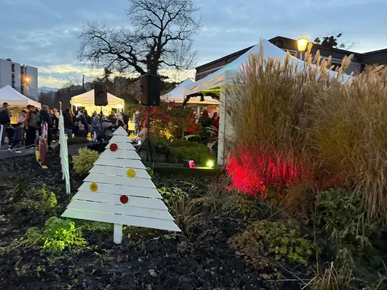 Sur le parvis de l’Hôtel de Ville, l’ambiance festive était bien présente : quelques illuminations scintillantes, une patinoire très appréciée, des stands d’artisans, la douce odeur des crêpes qui s’échappe dans l’air froid et, bien sûr, les verres de vin ou de cidre chaud à 3 €. Sans oublier l’invité incontournable : le Père Noël, accueilli avec autant d’enthousiasme par les enfants… que par certains adultes !