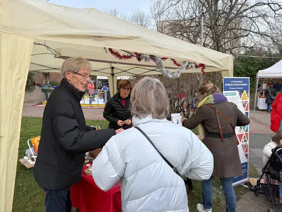 Sur le parvis de l’Hôtel de Ville, l’ambiance festive était bien présente : quelques illuminations scintillantes, une patinoire très appréciée, des stands d’artisans, la douce odeur des crêpes qui s’échappe dans l’air froid et, bien sûr, les verres de vin ou de cidre chaud à 3 €. Sans oublier l’invité incontournable : le Père Noël, accueilli avec autant d’enthousiasme par les enfants… que par certains adultes !