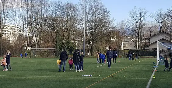 Des animations étaient présentement à l’Arbre de Noël organisé par l’Entente Sportive du Rachais. Un événement marqué par une belle affluence et la présence de nombreux enfants, témoignant de la vitalité et de l’énergie du club.