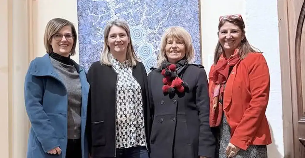 Ocre Rouge Meylan, Michèle Panhelleux conférencière et collectioneuse, Sarah Bobin, directrice de Vent des Cimes, Sandrine Chaix Vice-présidente 3e Vice-Présidente du conseil régional d'Auvergne-Rhône-Alpe, déléguée au handicap, à l'action sociale, et à la lutte contre les violences faites aux femmes