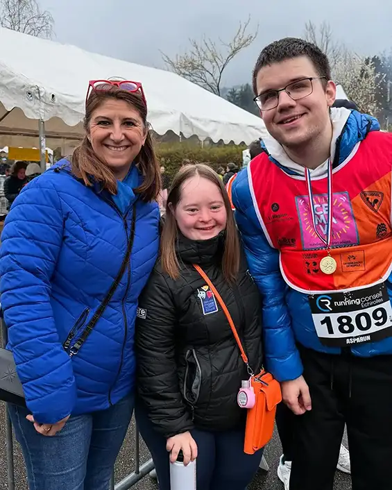 Ni la bruine, ni le froid n’auront eu raison de l’enthousiasme des participants de l’Asparun 2025 à Meylan ! Cette édition, organisée au profit de l’association FRIPPSI, a une nouvelle fois réuni coureurs, marcheurs, bénévoles et familles autour d’un moment sportif, solidaire et chaleureux. Soutenue par la Région Auvergne-Rhône-Alpes, cette belle initiative illustre parfaitement l’esprit de solidarité qui anime notre territoire.