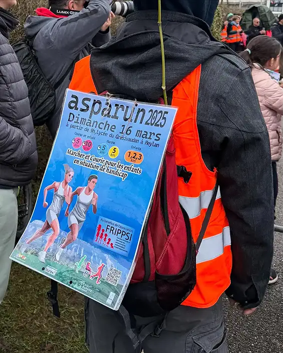 Ni la bruine, ni le froid n’auront eu raison de l’enthousiasme des participants de l’Asparun 2025 à Meylan ! Cette édition, organisée au profit de l’association FRIPPSI, a une nouvelle fois réuni coureurs, marcheurs, bénévoles et familles autour d’un moment sportif, solidaire et chaleureux. Soutenue par la Région Auvergne-Rhône-Alpes, cette belle initiative illustre parfaitement l’esprit de solidarité qui anime notre territoire.