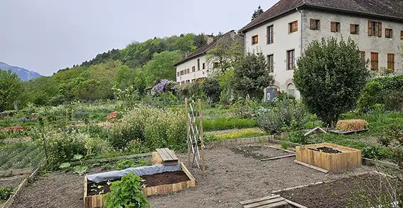 Troc des plantes au clos des capucins, Sandrine Chaix discute avec le président de l'association la folle avoine, Gilles Rosalia