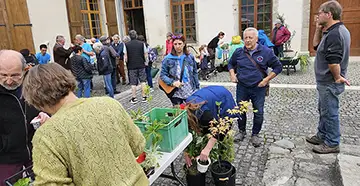 Troc des plantes au clos des capucins, Sandrine Chaix discute avec le président de l
