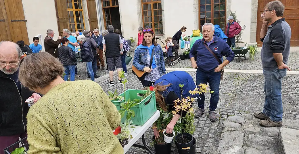 Troc des plantes au clos des capucins, Sandrine Chaix discute avec le président de l'association la folle avoine, Gilles Rosalia