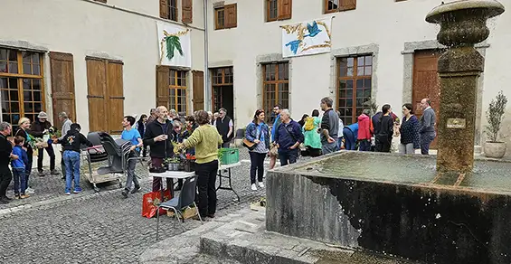 Troc des plantes au clos des capucins, Sandrine Chaix discute avec le président de l'association la folle avoine, Gilles Rosalia