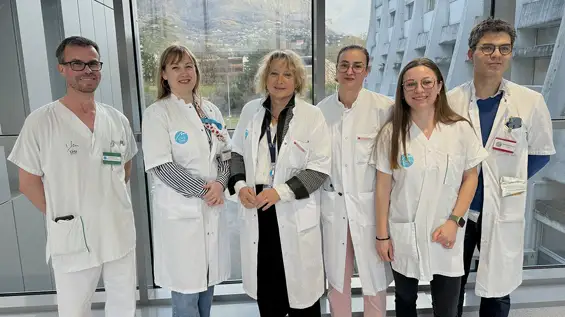 De gauche à droite : Jean-Christophe Benitez (kinésithérapeute - trésorier adjoint de l’association Réanimation Grenoble), Eve Lohat Merzouki (cadre de santé - vice-présidente), Carole Schwebel (Professeur, cheffe de service de la Médecine Intensive-Réanimation), Anaïs Dartevel (praticien hospitalier - présidente), Ségolène Revil-Mismetti (infirmière - vice-présidente à la communication), Guillaume Dumas (Professeur, chef de service adjoint de la Médecine Intensive-Réanimation). Le bureau se compose également de Romain Trepagne (aide soignant - trésorier), Roselyne Collomb-Muret (chef de projet en recherche clinique - secrétaire), Mélanie Thevenot (infirmière - secrétaire adjointe). Photo Le DL/Tiffanie Tavelle