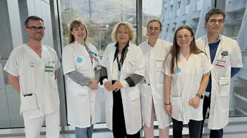 De gauche à droite : Jean-Christophe Benitez (kinésithérapeute - trésorier adjoint de l’association Réanimation Grenoble), Eve Lohat Merzouki (cadre de santé - vice-présidente), Carole Schwebel (Professeur, cheffe de service de la Médecine Intensive-Réanimation), Anaïs Dartevel (praticien hospitalier - présidente), Ségolène Revil-Mismetti (infirmière - vice-présidente à la communication), Guillaume Dumas (Professeur, chef de service adjoint de la Médecine Intensive-Réanimation). Le bureau se compose également de Romain Trepagne (aide soignant - trésorier), Roselyne Collomb-Muret (chef de projet en recherche clinique - secrétaire), Mélanie Thevenot (infirmière - secrétaire adjointe). Photo Le DL/Tiffanie Tavelle