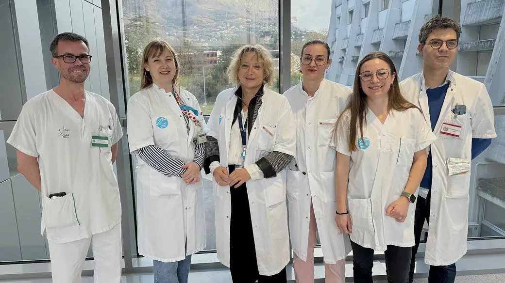 De gauche à droite : Jean-Christophe Benitez (kinésithérapeute - trésorier adjoint de l’association Réanimation Grenoble), Eve Lohat Merzouki (cadre de santé - vice-présidente), Carole Schwebel (Professeur, cheffe de service de la Médecine Intensive-Réanimation), Anaïs Dartevel (praticien hospitalier - présidente), Ségolène Revil-Mismetti (infirmière - vice-présidente à la communication), Guillaume Dumas (Professeur, chef de service adjoint de la Médecine Intensive-Réanimation). Le bureau se compose également de Romain Trepagne (aide soignant - trésorier), Roselyne Collomb-Muret (chef de projet en recherche clinique - secrétaire), Mélanie Thevenot (infirmière - secrétaire adjointe). Photo Le DL/Tiffanie Tavelle