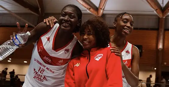 Trois joueuses du BCTM, rayonnantes, savourant un moment de bonheur après leur large succès contre Fédéral BB. Le sourire éclatant et l’énergie communicative traduisent parfaitement l’ambiance positive qui règne au sein de l’équipe.