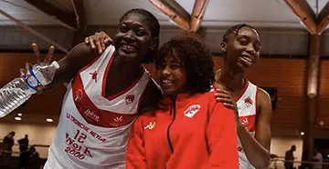 Trois joueuses du BCTM, rayonnantes, savourant un moment de bonheur après leur large succès contre Fédéral BB. Le sourire éclatant et l’énergie communicative traduisent parfaitement l’ambiance positive qui règne au sein de l’équipe.