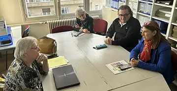 La bibliothèque sonore espère le soutien du conseil régional - Sandrine Chaix (en bleu), la vice-présidente du conseil régional d’Auvergne-Rhône-Alpes, avec les membres de l’association Bibliothèque sonore de Grenoble Isère. Photo Le DL/Reda El Rhaffari
