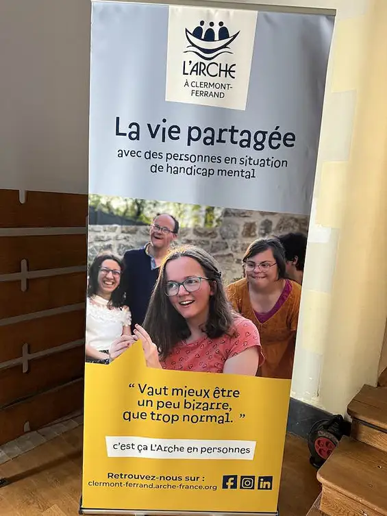 Le Café des sourires : quand la différence crée du lien : À Clermont-Ferrand, aux côtés de mon collègue Jean-Pierre Brenas, pour l’inauguration de l’Arche de Monanges, un lieu de vie pour personnes en situation de handicap, empli de sourires, de rires et de joie.
