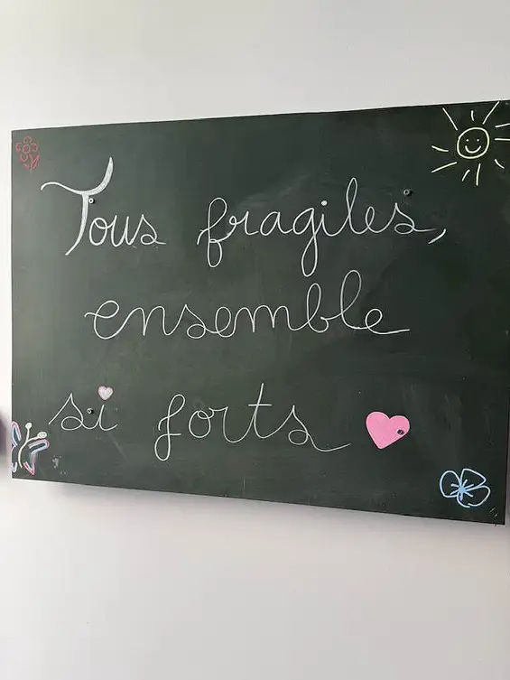 Le Café des sourires : quand la différence crée du lien : À Clermont-Ferrand, aux côtés de mon collègue Jean-Pierre Brenas, pour l’inauguration de l’Arche de Monanges, un lieu de vie pour personnes en situation de handicap, empli de sourires, de rires et de joie.
