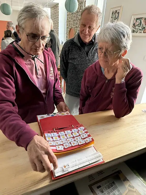 Le Café des sourires : quand la différence crée du lien : À Clermont-Ferrand, aux côtés de mon collègue Jean-Pierre Brenas, pour l’inauguration de l’Arche de Monanges, un lieu de vie pour personnes en situation de handicap, empli de sourires, de rires et de joie.