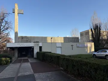 L’église Notre-Dame de la Plaine-Fleurie à Meylan a été victime d’un cambriolage. En cette période qui devrait être celle de la bienveillance et de l’attention portée aux autres, cet acte heurte profondément. Il ne s’agit pas seulement d’un préjudice matériel : c’est toute une communauté paroissiale qui est touchée, et l’organisation des célébrations à l’approche de Noël s’en trouve perturbée, un temps important pour de nombreux habitants.