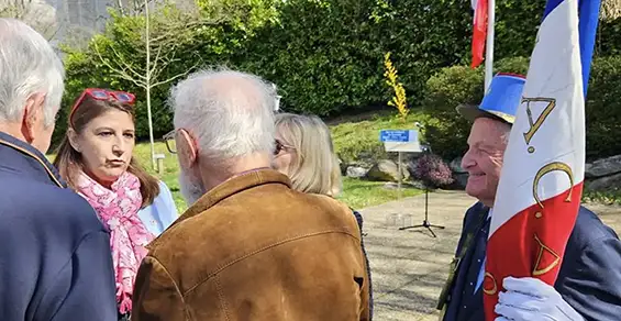 Sandrine Chaix en discussion avec des anciens combattants et porte-drapeaux, symbole du respect et de la reconnaissance envers ceux qui ont servi la nation. Ces rencontres sont essentielles pour rappeler l’importance des valeurs de courage et d’engagement. Un instant fort, empreint de respect et de convivialité, qui témoigne de l’importance du devoir de mémoire et du lien intergénérationnel.