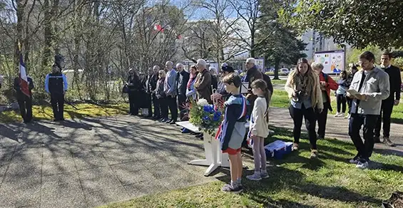 Jeunes et anciens réunis, se recueillent autour du dépôt de gerbe, symbole de mémoire et de reconnaissance envers ceux qui ont marqué l’histoire. La présence d’enfants souligne l’importance de la transmission du devoir de mémoire aux nouvelles générations.