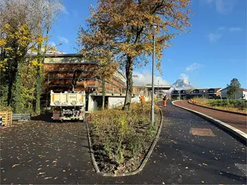 Suite à un dépôt de matériel sur des emplacements réservés aux personnes à mobilité réduite au gymnase du Charlaix, je me suis rendue sur place ce matin afin de constater la situation et d’échanger avec les responsables concernés.