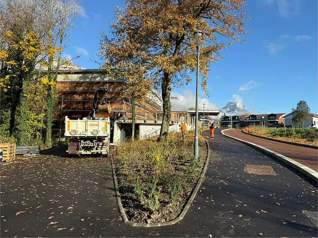 Suite à un dépôt de matériel sur des emplacements réservés aux personnes à mobilité réduite au gymnase du Charlaix, je me suis rendue sur place ce matin afin de constater la situation et d’échanger avec les responsables concernés.