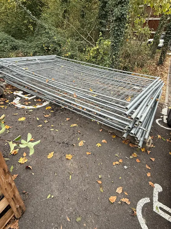 Aujourd’hui, c’est la colère qui parle. Les seules places PMR du gymnase du Charlaix ont été bloquées par du matériel. Un symbole du mépris du handicap.