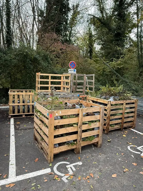 Aujourd’hui, c’est la colère qui parle. Les seules places PMR du gymnase du Charlaix ont été bloquées par du matériel. Un symbole du mépris du handicap.