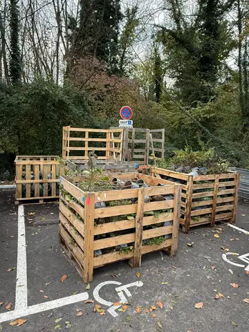 Aujourd’hui, c’est la colère qui parle. Les seules places PMR du gymnase du Charlaix ont été bloquées par du matériel. Un symbole du mépris du handicap.