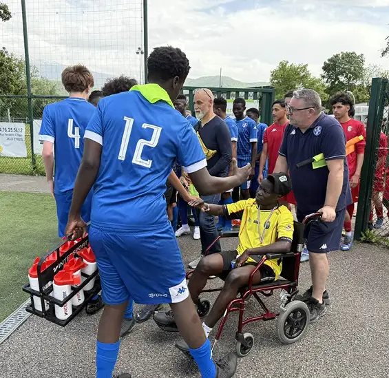 Un coup d’envoi plein d’émotion pour Abou