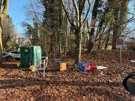 Ces derniers temps, nous constatons une multiplication préoccupante des comportements irrespectueux : dépôts sauvages, déchets abandonnés sur la voie publique ou autour des points de collecte, dégradations d’équipements publics…Ces gestes dégradent notre cadre de vie et donnent par endroits l’impression d’un laisser-aller, que l’ordre ne s’impose plus. Ce n’est pas la vision que nous avons pour Meylan.