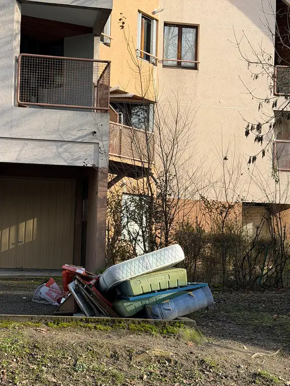 Ces derniers temps, nous constatons une multiplication préoccupante des comportements irrespectueux : dépôts sauvages, déchets abandonnés sur la voie publique ou autour des points de collecte, dégradations d’équipements publics…Ces gestes dégradent notre cadre de vie et donnent par endroits l’impression d’un laisser-aller, que l’ordre ne s’impose plus. Ce n’est pas la vision que nous avons pour Meylan.