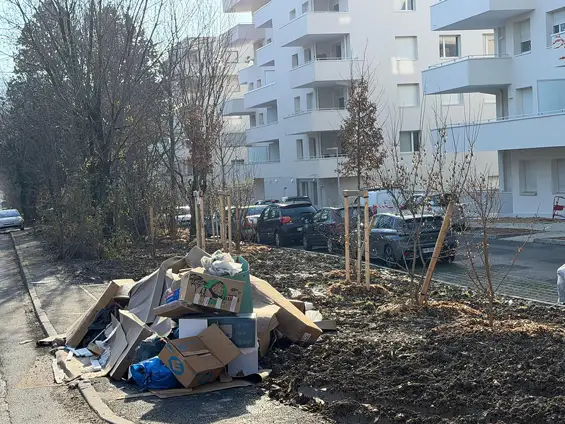 Ces derniers temps, nous constatons une multiplication préoccupante des comportements irrespectueux : dépôts sauvages, déchets abandonnés sur la voie publique ou autour des points de collecte, dégradations d’équipements publics…Ces gestes dégradent notre cadre de vie et donnent par endroits l’impression d’un laisser-aller, que l’ordre ne s’impose plus. Ce n’est pas la vision que nous avons pour Meylan.