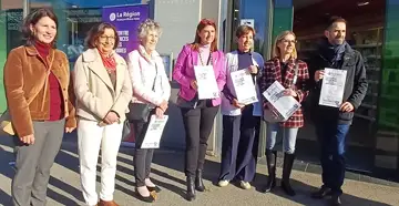 De gauche a droite : Astrid Le Menestrel, Mitra Rezai Catherine Bolze, Sandrine Chaix, la pharmacienne Nathalie Berenger et le maire David Queiros. — Photo DL