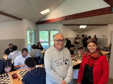 Samedi après-midi, au LCR du Granier, l’ambiance était singulière : un silence intense régnait alors qu’une trentaine de joueurs d’échecs, de tous âges, se concentraient sur leurs rois, reines, fous, cavaliers et tours.