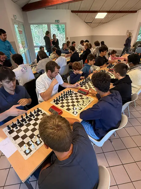 Samedi après-midi, au LCR du Granier, l’ambiance était singulière : un silence intense régnait alors qu’une trentaine de joueurs d’échecs, de tous âges, se concentraient sur leurs rois, reines, fous, cavaliers et tours.