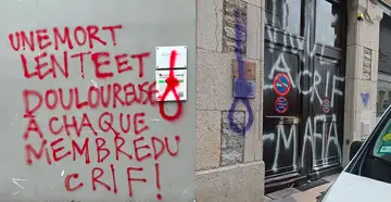 Les inscriptions apposées sur et à côté de la plaque du cabinet de Me Hervé Gerbi visent directement celui qui fut le président du Conseil représentatif des institutions juives de France (Crif) Grenoble-Dauphiné de 2021 à 2024. Photo DR