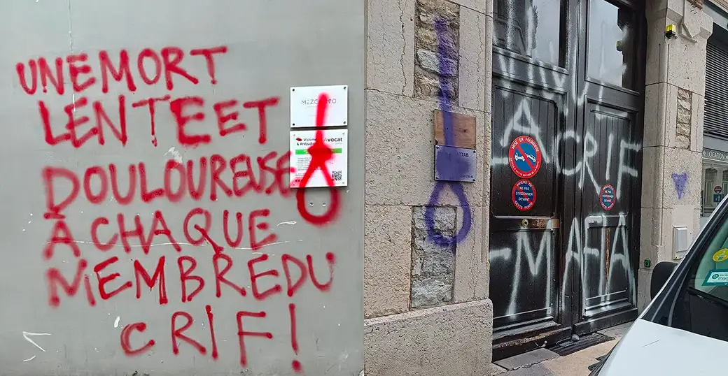 Les inscriptions apposées sur et à côté de la plaque du cabinet de Me Hervé Gerbi visent directement celui qui fut le président du Conseil représentatif des institutions juives de France (Crif) Grenoble-Dauphiné de 2021 à 2024. Photo DR