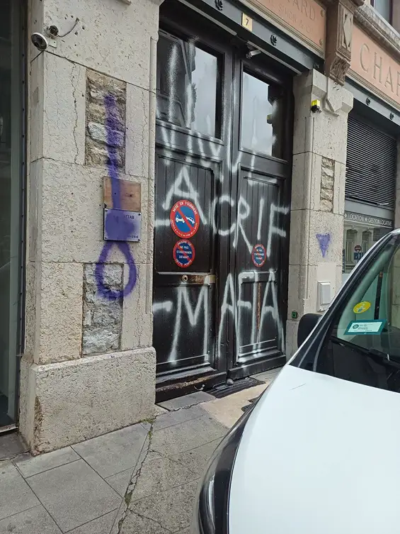 L'actuel président du Crif Grenoble-Dauphiné, Me Eric Hattab, a lui aussi été visé par des tags inscrits sur la porte cochère de l'immeuble qui abrite son cabinet à Grenoble. Photo DR