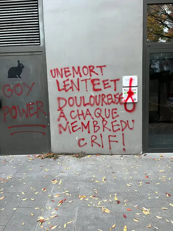 Les inscriptions apposées sur et à côté de la plaque du cabinet de Me Hervé Gerbi visent directement celui qui fut le président du Conseil représentatif des institutions juives de France (Crif) Grenoble-Dauphiné de 2021 à 2024. Photo DR
