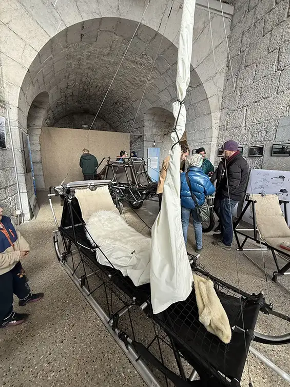 Maxime Aumon – Architecte, concepteur de machine, photographe Malo Lacroix – Directeur artistique, réalisateur et scénographe (photo & vidéo) : Prenant la forme d’une installation constituée de véhicules auto-construits et de récits de voyages, 3ème Pôle est un processus de recherche qui hybride innovation, écologie et réflexion poétique dédié à la réalisation de machines mobiles transformables. Contemplatif et interactif, le projet est une invitation à reconsidérer la sobriété énergétique, le réemploi, la dimension physique et réelle de l’immersion et la place du rêve et du voyage comme moteur dans une société en proie au changement.