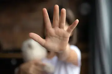 Protéger les enfants contre les violences sexuelles n’est pas seulement un devoir moral : c’est une urgence vitale pour notre société. Depuis plus de vingt ans, j’ai été témoin de drames indicibles, d’enfances brisées, de mères courageuses injustement stigmatisées. Cet engagement m’a profondément marquée et continue d’animer ma volonté d’agir. Élue Maire de Meylan, je transformerai cette expérience en actions concrètes : écouter, accompagner, protéger. Parce qu’aucun enfant ne doit grandir dans la peur, et parce qu’une société qui détourne le regard n’a pas d’avenir.