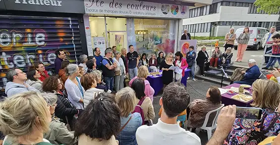Beaucoup de monde présent à l'exposition Kassyaga d'art vibratoire énergétique organisée par Agnieszka Mulak et Kassandra Brun à la revirée