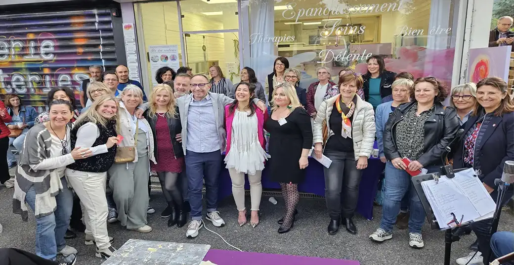 Beaucoup de monde présent à l'exposition Kassyaga d'art vibratoire énergétique organisée par Agnieszka Mulak et Kassandra Brun à Espace Île des Couleurs .